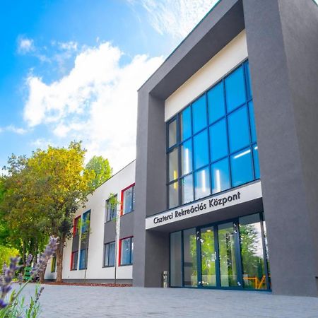 Ciszterci Rendezvenykoezpont Balatonalmádi Exterior foto