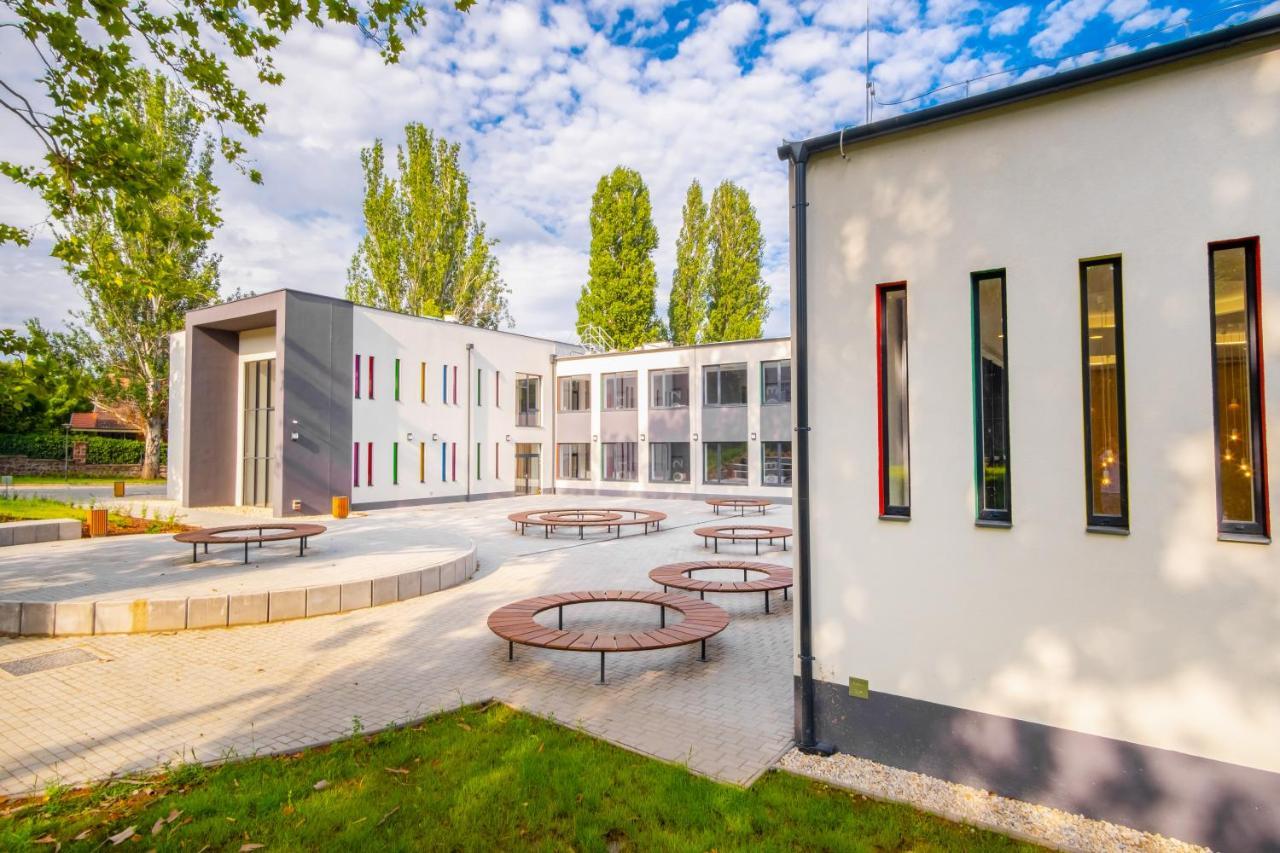 Ciszterci Rendezvenykoezpont Balatonalmádi Exterior foto