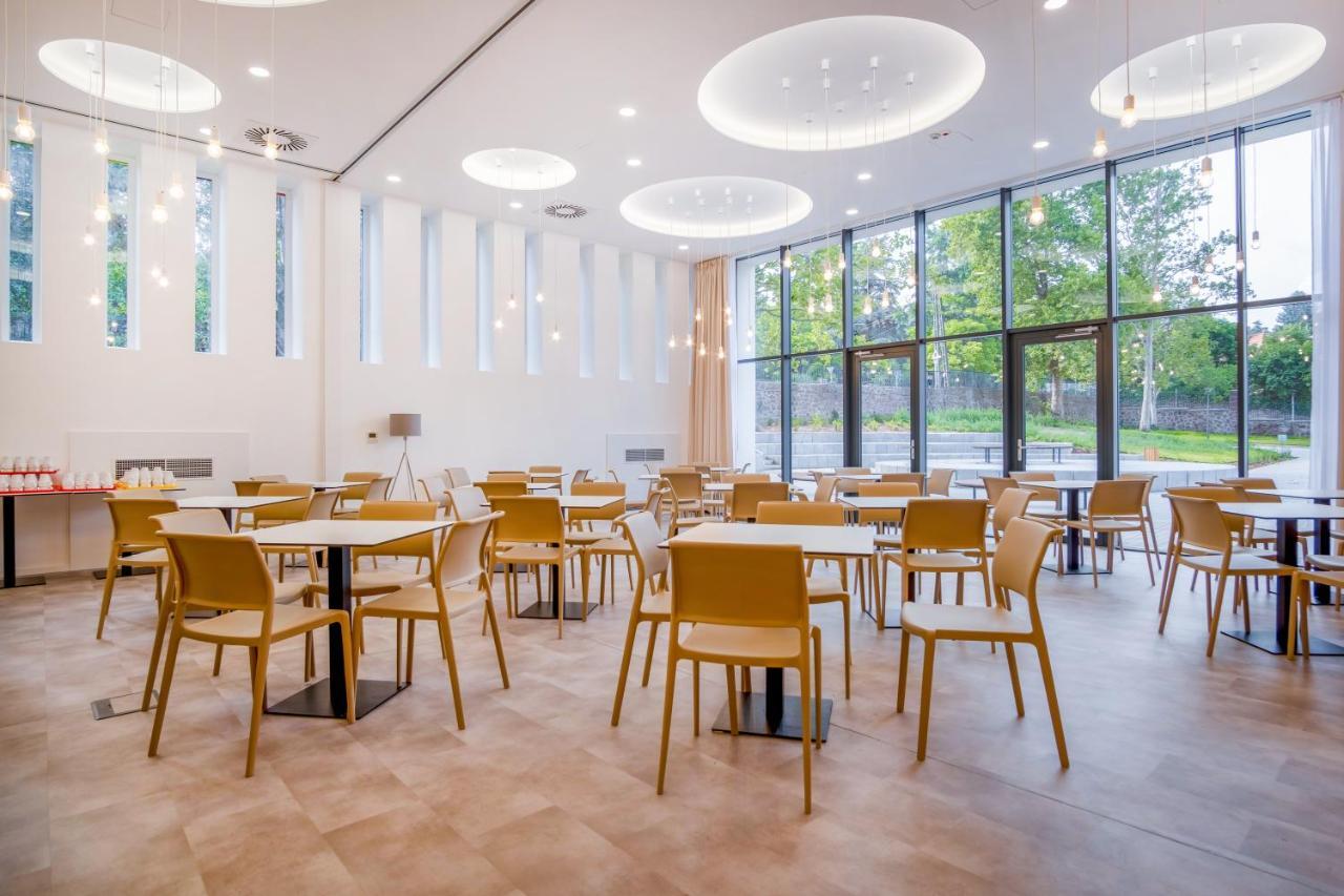 Ciszterci Rendezvenykoezpont Balatonalmádi Exterior foto