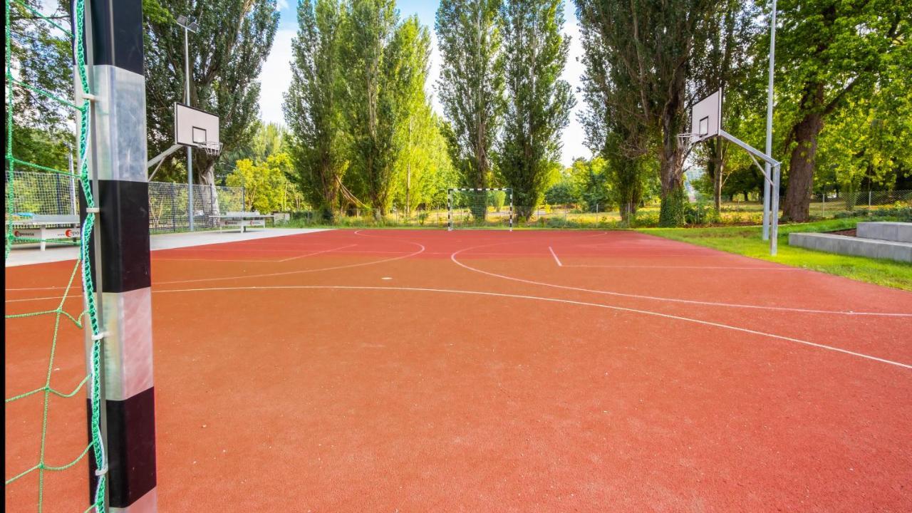 Ciszterci Rendezvenykoezpont Balatonalmádi Exterior foto